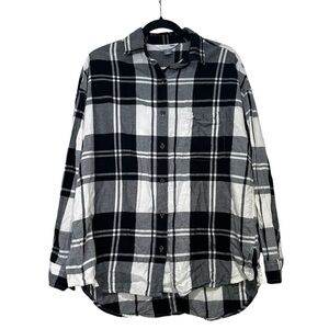 Old Navy Women’s M Black & White Plaid Flannel The Boyfriend Shirt
